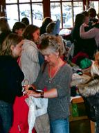 Shoppen in angenehmer Atmosphäre beim Secondhand-Markt für Frauenkleidung.	Foto: VA