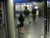 Mit diesem Bild aus der Videokamera am U-Bahnhof sucht die Polizei den Täter (Mitte).Foto: Polizei
