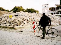 Noch bis 2010 müssen sich Radfahrer gedulden, wenn sie durch das ehemalige Agfa-Gelände radeln wollen. Foto: Woschée