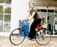 Das »BuchMobil« machts möglich: Judith Schönmehl von der Grünwalder Gemeindebibliothek bringt älteren Mitbürgern Medien mit dem Fahrrad.  Foto: Red