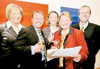 Mit dem Ergebnis der Wahl: (v. l.) Landrätin Johanna Rumschöttel, Jimmy Schulz (FDP), Kerstin Schreyer-Stäblein (CSU), Susanna Tausendfreund (Grüne) und Florian Ernstberger (Freie Wähler).   Foto: Schunk