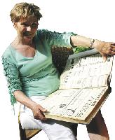 Lilo Welte mit einem Band voller Ausgaben alter Moosacher Anzeiger. Noch heute wohnt sie auf dem Anwesen, wo im Jahre 1948 alles begann.Foto: wei