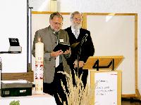 Diakon Johann Franz, Kuratoriumsvorsitzender der Caritas-Zentren, und Diakon Wolfram Schiefer von der Lätarekirche (v.li.) segnen die neuen Räume des Asz Perlach.	Foto: Angela Boschert