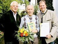 Ehrenbürger Rudolf Felzmann (Mitte), wurde von Bürgermeister Wolfgang Panzer (r.) und seinem Nachfolger Günter Staudter beglückwünscht. Foto: Ka