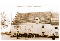 Der Alte Wirt um das Jahr 1900, als der Besitzer noch Xaver Bum war. Das Anwesen fiel 1911 einem Brand zum Opfer.	 Foto: Geschichts-Sammlung Laturell/Mooseder