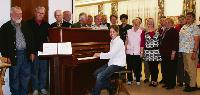 Die Sänger feiern am 25. Oktober den runden Geburtstag ihres Vereins: Am Klavier Chorleiterin Maria Rose, dahinter das Ehepaar Ritter, das sich um die Chorgemeinschaft »Fidelitas« bemüht.	 Foto: pt