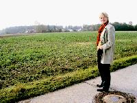 Bürgermeisterin Ursula Mayer vor dem Gelände des geplanten Gewerbegebiets »Am Hart«, das schon 2010 realisiert werden könnte.   Foto: Schwarz-Mehrens