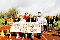 Einen Riesenspaß hatten die Schüler der Oberhachinger Grundschule beim Spendenlauf!  Foto: hol