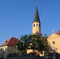 Die Kirche St. Sylvester ist nur ein historisches Wahrzeichen im Stadtteil. 	Foto: Volkshochschule
