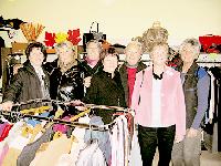 Die »Klawotte mehr als eine Kleiderkammer« und ihr freundliches Team rund um Helene Nestler (3. v. r.) laden zum Einkauf ein.  Foto: Ka