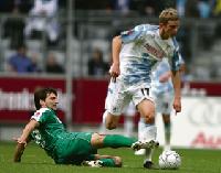 RW Oberhausen (Markus Kaya) stellt dem TSV 1860 (Sven Bender) ein Bein.	 Foto: RST