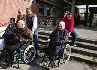 Rollstuhlfahrer haben in Oberschleißheim keine Chance allein auf den Bahnsteig zu gelangen. Der Umbau wurde aber auf unbestimmte Zeit verschoben. Foto: sh