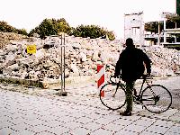 Noch bis 2010 müssen die Radfahrer warten, bis sie durch das Agfa-Gelände fahren dürfen. Foto: Woschée