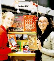Stefanie Beck und Sonja Promeuschel bereiten sich in der Bibliothek auf Weihnachten vor. Foto: Bücherei