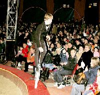Zu den Attraktionen des »Asamesischen Zirkus« gehörte der Auftritt von Sebastian Nieder auf seinem Einrad.   Foto: Privat