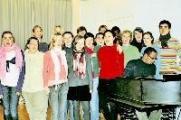 Freude am Singen, und das gemeinsame Erleben von Spiritualität prägen den Grünwald Gospel Jugend Chor unter der Leitung von Eric Bond.  Foto hol