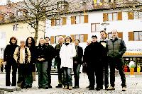 Die zwölf Gewerbetreibenden aus Harlaching und Obergiesing, darunter Organisator Roland Henn (2. v. r.), freuen sich schon auf den Beginn des Weihnachtsmarktes am 28. November auf dem Mangfallplatz.  Foto: Red.