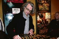 Regisseur Wim Wenders signierte Filmposter und CDs anlässlich der Vorpremiere seines neuen Films Palermo Shooting im Kino Münchner Freiheit.	 Foto: ko
