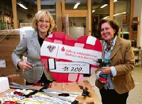 Ilona Ramstetter (links) von der Stadtsparkasse München überreicht Gabriele Riedel, Leiterin des Projekts »afra«, den Scheck über 18.200 Euro.Foto: sskm