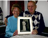 Erika und Richard Smith mit ihrem Hochzeitsfoto, das vor 60 Jahren geschossen wurde. 	Foto: wei