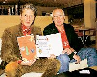 Der bekannte Schauspieler Rufus Beck und der Vorsitzende von Grünwald hilft, Klaus Heun setzen sich für Kinder aus armen Verhältnissen ein.   Foto: hw