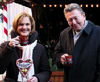 Eröffnete das erste Mal in ihrer Funktion als First Lady Bayerns einen Weihnachtsmarkt: Karin Seehofer mit Veranstalter Heinrich Haas am Donnerstag im »Weihnachtsdorf« in der Residenz. Foto: cw