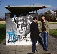 Streetworkerin Gönül Sahin und der »Lauinger« Mehmet D. vor einer Betonüberdachung, dem bisher einzigen Zufluchtsort der Jugendlichen.Foto: sd