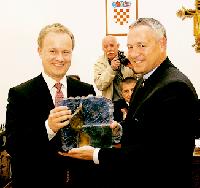 Bürgermeister Robert Niedergesäß (li.) überreicht seinem kroatischen Kollegen ein Geschenk. Foto: Privat