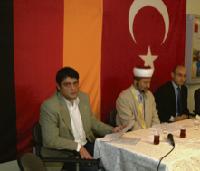 Ein Gebet für den Frieden: Der Integrationsbeauftragte Ali E. Danabas, Iman Karaman, O. Akdag und Mu. Kilic (v. l.) verurteilten in der Unterschleißheimer Moschee jede Form von Gewalt.	F.: ba