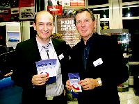 Michael J. Dettmer (li.) und Peter Roth vom Vorstand des Gewerbeverbands Ottobrunn präsentieren den Folder zur neuen Otto-Card. Foto: Schwarz-Mehrens