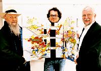 Juryvorsitzender Klaus von Gaffron, Preisträger Anthony Werner und Bürgermeister Helmut Dworzak präsentieren den Entwurf. Foto: Rammelsberger