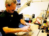 Otto Stauß beim Polieren eines Ringes in seiner Perlacher Werkstatt.  Foto: aha