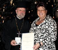 Erzpriester Apostolos Malamoussis, mit Landtagspräsidentin Barbara Stamm. 	Foto: Privat