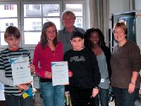 Stellvertretend für ihre Mitschüler haben Jugendliche der Simmernschule die Auszeichnung des DJH entgegen genommen.	Foto: Privat.