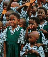 Strahlende Kinderaugen: Waisenkinder in Liberia präsentieren stolz ihre neuen Schuluniformen  dem Verein Kinder Afrikas e.V. sei Dank.Foto: Privat