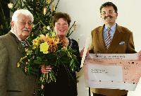 Der mit 1000 Euro dotierte Gerda-Eisgruber-Gedächtnispreis ging in diesem Jahr an Janina Zuschrott (Mitte). Geehrt wurde sie am Sonntag von Altbürgermeister Rainer Lauterbach (li) und Günther Eisgruber (re). 	Foto: pt
