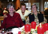 Auch zu Weihnachten fühlen sich Helga Jakob, Helga Froböse und Leonore Frenzel (v.l.) im ASZ Schwabing-West so gut aufgehoben wie in einer Familie. 	F.: ko