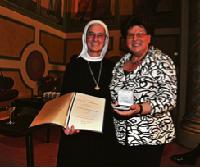 Die Verleihung der Medaille an Schwester M. Theodolinde Mehltretter durch Landtagspräsidentin Barbara Stamm.	 Foto: Rolf Poss
