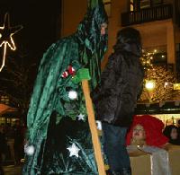 »Mit dem Weihnachtsbaum im Dialog«: Kinder durften über eine Leiter dem lebenden Christbaum in die Augen sehenund sich ihr Geschenk abholen. Foto: ba