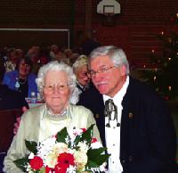 Mit einem Blumenstrauß wurde bei der Senioren-Weihnachtsfeier der Gemeinde Julianna Molz als älteste Feldkirchner Bürgerin von Bürgermeister Werner van der Weck begrüßt. Foto: Gemeinde