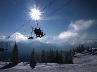 Sonne pur: Skifahrer freuen sich auf unvergessliche Tage in den Bergen. Foto: Alpen Plus Archiv/Klaus Knirk