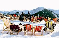 Auch das gehört für viele zum Skiausflug dazu: Sonne tanken im Liegestuhl und den Panoramablick genießen. Foto: Alpen Plus Archiv/Sudelfeld/Plettenberg