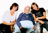 Rudolf Heiß ist dankbar, dass er liebe Menschen um sich hat, die sich um ihn kümmern (hier mit Tochter Swantje (li.) und Urenkelin Marina). Foto: Privat