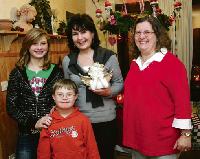 Sabine Schönfeld (Mitte) ist der diesjährige Weihnachtsengel. Vorgeschlagen von Sissy Melinz (re.)  für den engagierten Kampf der Mutter von Nathalie (13) und Lukas (10) um die schulische Integration von Kindern mit Down-Syndrom. Foto: ko