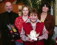 Helene Emmer ist der Weihnachtsengel 2008: Seit 1995 engagiert sich die 73-Jährige unermüdlich im sozialen Bereich in Kirchheim, unter anderem bei der örtlichen Nachbarschaftshilfe gemeinsam mit dem Vorsitzenden M. Engl, J. Weber (2.v.l.) und J. Seidl. Fo