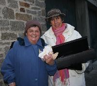 Hansi Ottilié (li.)  der Weihnachtsengel 2008: Hermine Reil, Einsatzleiterin des Helferkreises der Nazareth-Kirche, schlug die 66-Jährige vor. Foto: pt