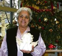 Ein Engel für einen Engel  Elfriede Schlichting leitet seit dem Jahr 1991 mit sehr viel Hingabe ihren Seniorenclub »Gemütlichkeit« im ASZ Moosach.Foto: wei