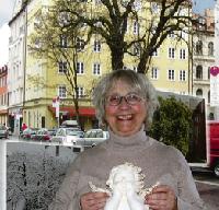 Helga Asenbaum vor »ihrer« Kastanie am Georg-Elser-Platz, die die Maxvorstädterin seit genau zehn Jahren liebevoll hegt und pflegt. Foto: js