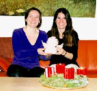 Die beiden Mütter Vera Koch und Martina Hilmer (v. l.) aus Riemerling sind unsere Weihnachtsengel im Jahr 2008.  Foto: Woschée