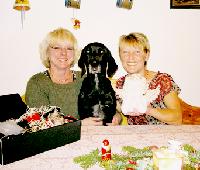 Karin Döring (links) ist sich sicher: Ohne ihren Engel Christiane Cramer hätten sie und Hund Fini, als sie vor dem Aus standen, keine Chance gehabt in Neuperlach wieder Fuß zu fassen.  Foto: Föll